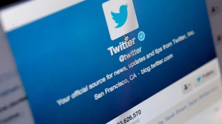 Twitter tries to change chronology to relevance