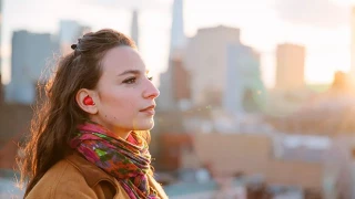 Ear device translates foreign languages ​​in real time