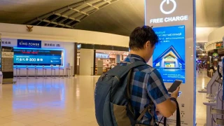 Charging your cell phone in public places: the dangers involved