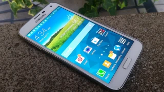 Samsung Galaxy S5 will have a metal version and a plastic version