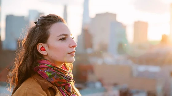 Ear device translates foreign languages ​​in real time
