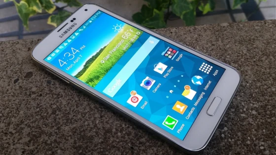 Samsung Galaxy S5 will have a metal version and a plastic version